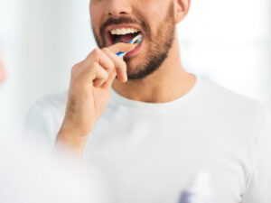 homem escovando os dentes