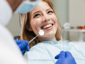 mulher sorrindo para o dentista